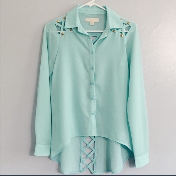 Cold shoulders Buttondown - Picture 1 of 3